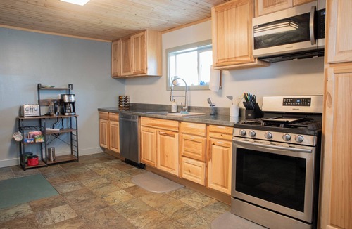 Milltown House | Mill town location by the river w/hot tub