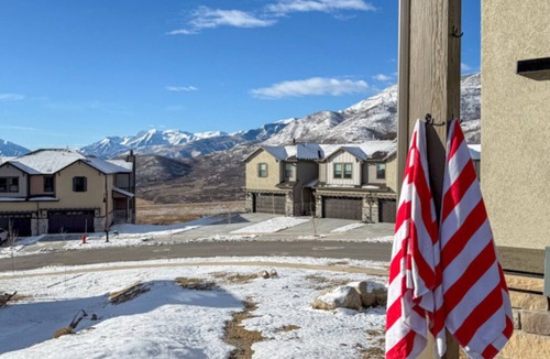 Park City House | Minutes to Deer Valley East with Ski Run Views, Hot Tub, Sauna, Gym, Arcade