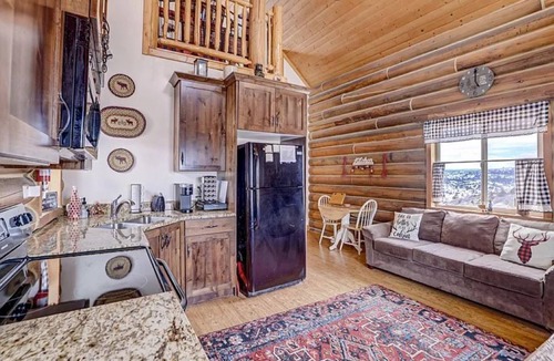 Alton Cabin | MJ's Cabin Located on a Hill Top Near Zion and Bryce Canyon. Pet Friendly.