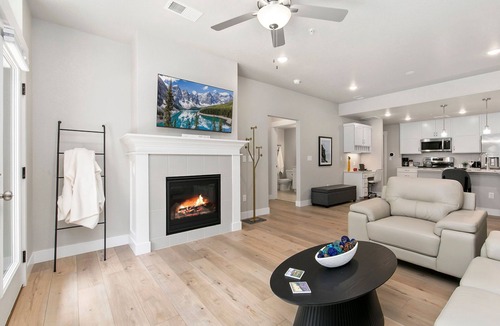 Fort Collins Condo | Modern Flat in Old Town N Attached Garage with EV