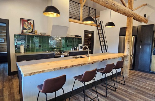 Whitefish Cabin | Modern Log Cabin: Mountain Views on 15 acres, Starlink wifi, pool table, firepit