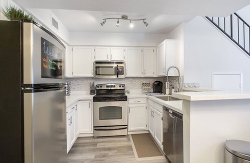Mesa Grande House | Modern on May-Tempe/ASU/Mesa border Walk to Sloan Park! King Bed- Pet Friendly