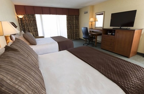 Kennewick Hotel | Modern Unit at Red Lion Hotel Kennewick Columbia Center, w/Pool, FREE Parking!