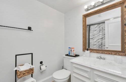 Neartown Bed & Breakfast | Modernized Private Master suite