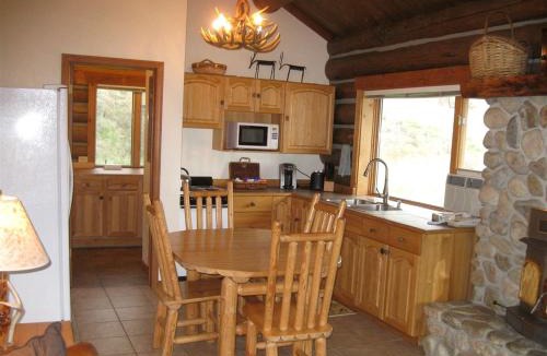 Darby House | Montana Mountain Glamping: Charming Log Cabin with a Private Hot Tub in Darby