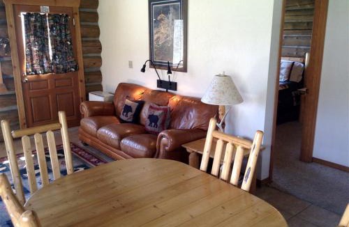 Darby House | Montana Mountain Glamping: Charming Log Cabin with a Private Hot Tub in Darby