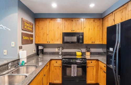 Whitefish Condo | Morning Eagle Lodge Unit 202: Ski-In/Ski-Out with Roof Top Hot Tub