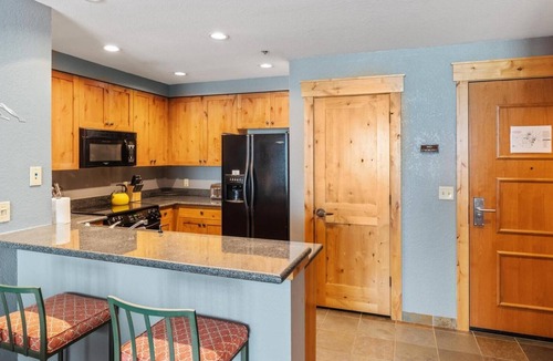 Whitefish Condo | Morning Eagle Lodge Unit 202: Ski-In/Ski-Out with Roof Top Hot Tub