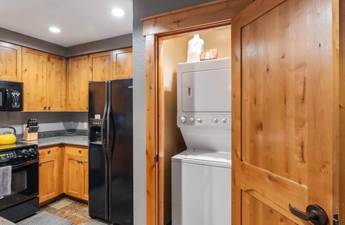 Whitefish Condo | Morning Eagle Lodge Unit 202: Ski-In/Ski-Out with Roof Top Hot Tub