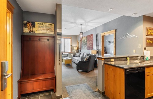 Whitefish Condo | Morning Eagle Lodge Unit 202: Ski-In/Ski-Out with Roof Top Hot Tub