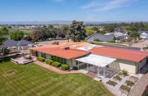 Nampa House | Mountain View Retreat in Nampa! Million dollar views from the panoramic windows, 6 bedrooms! Sleeps 14! Have your wedding or family reunion or retreat here on our hillside