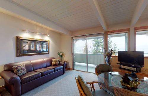 Polson Apartment | Mountain-view studio on Flathead Lake with jetted tub & swimming docks