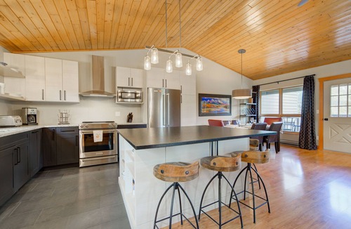 Big Sky Condo | MOUNTAIN VIEWS, HOT TUB & SAUNA! Cozy fireplace, minutes from the slopes!