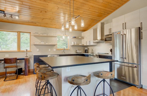 Big Sky Condo | MOUNTAIN VIEWS, HOT TUB & SAUNA! Cozy fireplace, minutes from the slopes!
