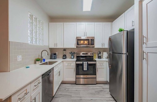 Glendale Sports and Entertainment District Apartment | Near the Stadium | Pool, Gym, Parking HotTub W/D
