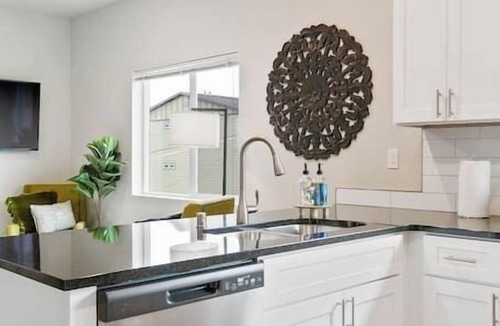 South Perry District Apartment | New 2 Bd 2 Bth Near Perry Dist and Downtown!