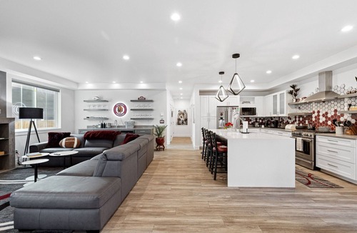 University District House | New and sophisticated home in the University District with spectacular views of the "M".