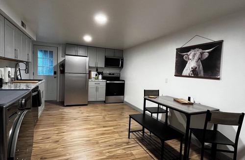 Rimrock House | New central locale~1500sq ft., fully stocked kitchen, pet friendly, come relax.