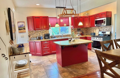 McCall House | NEW Downtown ,Davis Avenue Luxury Lodge, Sleeps 20