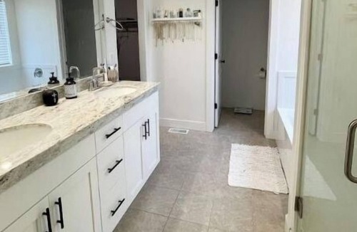 Springville House | NEW! Modern Home, Room to Relax