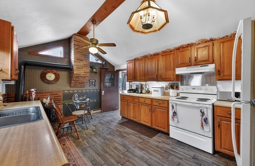 Buffalo Ridge Cabin | NEW! Rustic Shadows 5BDRM - Sioux Falls Escape, Firepit, Pet Friendly!