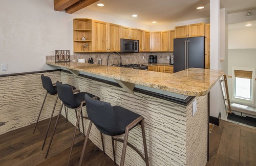Saddle Ridge House | New! Ski-in/Ski-out 3-bedroom condo with private hot tub & grill