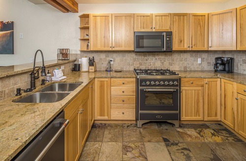 Saddle Ridge House | New! Ski-in/Ski-out 3-bedroom condo with private hot tub & grill