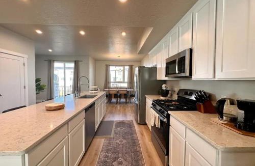 American Fork House | Newly Built Retreat | Comfort & Ski Access