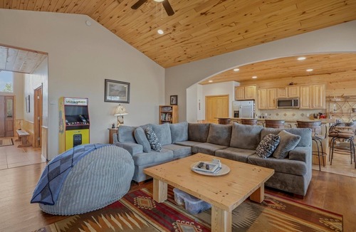 Pagosa Springs Cabin | NICE! 2250 SF VIEWS & LOCATION GAS FRPLCE PAC MAN HOTTUB CORNHOLE HORSESHOES