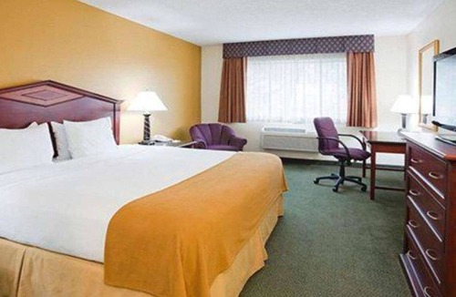 Eagan House | Norwood Inn Eagan - 1 King Suite with Spa Bath Oversized Non Smoking