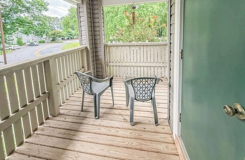 Greenbrier West Apartment | Nyakio Suite - Chesapeake