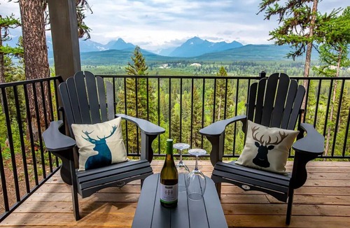 Polebridge Cabin | One of a kind views of Glacier National Park! Canyon Cabin at Thunderbird Ridge.