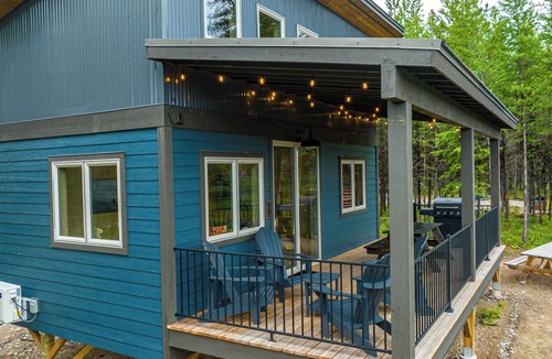 Polebridge Cabin | One of a kind views of Glacier National Park! Cascade Cabin at Thunderbird Ridge.