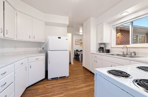 University Acres Condo | Orchard Flats | Perfect Group Stay w/Yard and BBQ