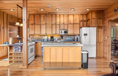 Marshall House | Overlook Mountain Retreat | Million Dollar Views, Fire Pit and Hot Tub!