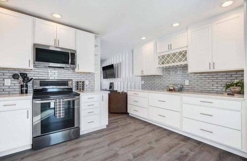 Central Colorado Springs House | Panoramic Point - Downtown King Full Kitchen