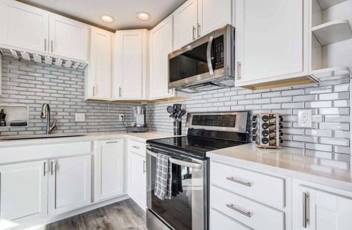 Central Colorado Springs House | Panoramic Point - Downtown King Full Kitchen