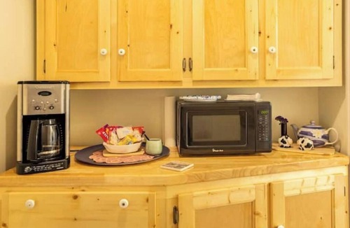 Corvallis House | Panoramic Views & Dog Heaven on the farm