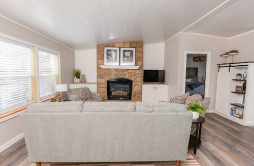 Pelican Rapids House | Paradise Cove: Serene Getaway w/Direct Lake Access