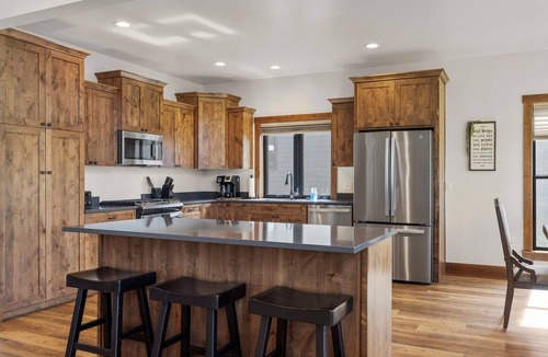 Red Lodge House | Paradise View a dog-friendly vacation rental home with Hot Tub & Wi-Fi.