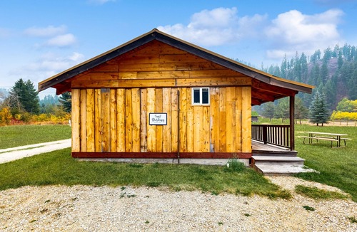 Sula Cabin | Peaceful cabin on acreage with a wood stove - near Bitterroot River