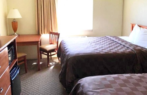 Kellogg House | Perfect for Business Trips! Comfort and Convenience, Free Breakfast
