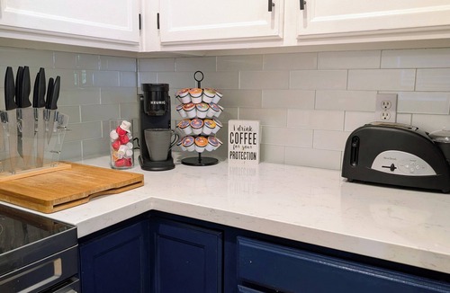 Mira Mesa House | Pet-Friendly 2BR Retreat King Suite Pool & Hot Tub Access Workspace