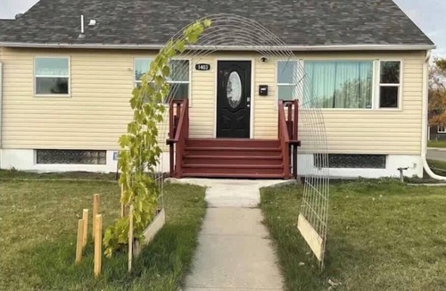 Billings House | Pet Friendly 4BR Mid-town Home with Fenced Yard