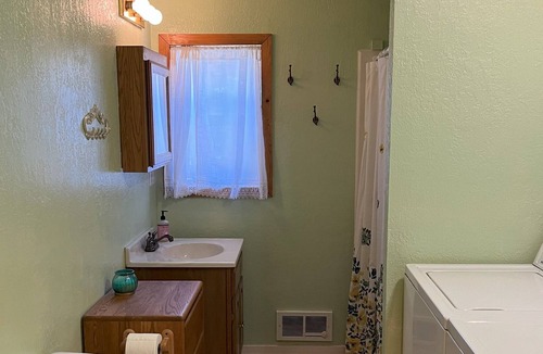 Sula Cabin | Pet Friendly, Cozy and Quiet East Fork River Cabin