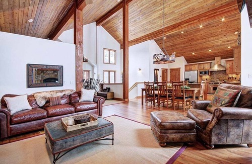 Fairways House | Pet Friendly- Pine Needle Lodge, a 4BR, 4.5BA retreat with hot tub, views, and sleeps 10!