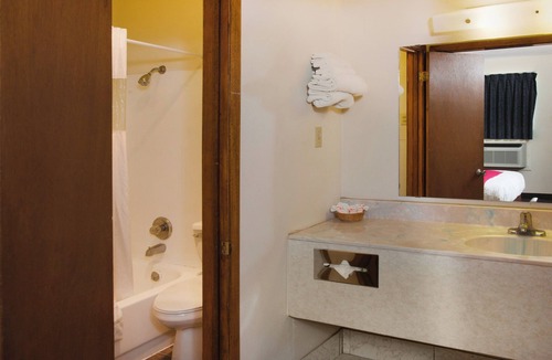 Guymon Hotel | Pet-Friendly Room Close to Guymon Dining & Thompson Park
