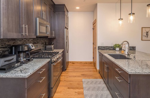 Big Sky House | Pet Friendly Townhome! Hot Tub! 15 Min Drive to Resort! 5 Min Walk to Shuttle an