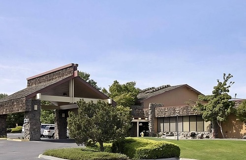 Kennewick Hotel | Pleasant Stay, Convenient Location! Upscale Unit Near Attractions, Pool, Parking