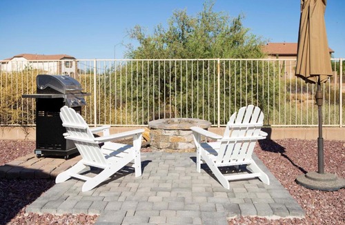 Ironwood Apartment | Poolside Relaxation: Couple's Retreat in Peoria!
